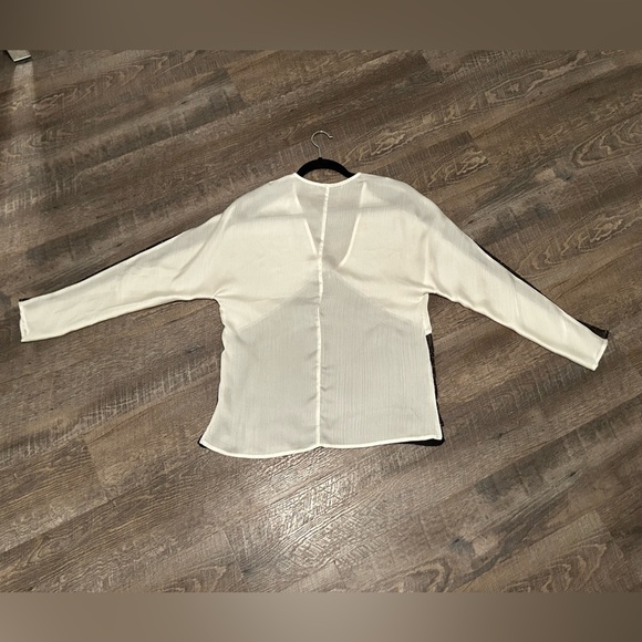 BKE BOUTIQUE V-NECK TOP - Picture 4 of 4